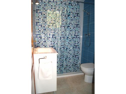 ein Bad mit einem WC und einer Dusche in der Unterkunft 0323 Villa Tosalet Abeto in Balcon del Mar