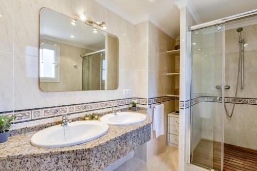 een badkamer met 2 wastafels en een douche bij Villas Guzman - Erita in Benissa
