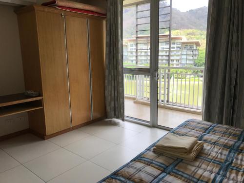 Postel nebo postele na pokoji v ubytování Creys Condo 2 at Pico de Loro Cove