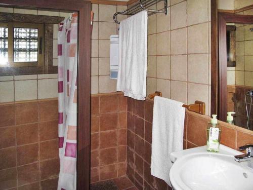y baño con lavabo y ducha con toallas. en Finca Chona y Francisco, en Santa Cruz de Tenerife