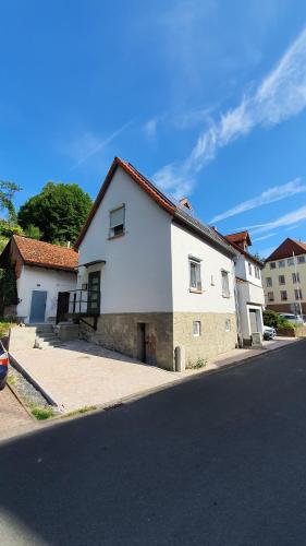 un edificio blanco al costado de una calle en Zum "Spessarträuber", en Rothenbuch