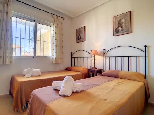 マール・デ・クリスタルにあるRibera Beach 3 - 6606のベッドルーム1室(ベッド2台、窓付)
