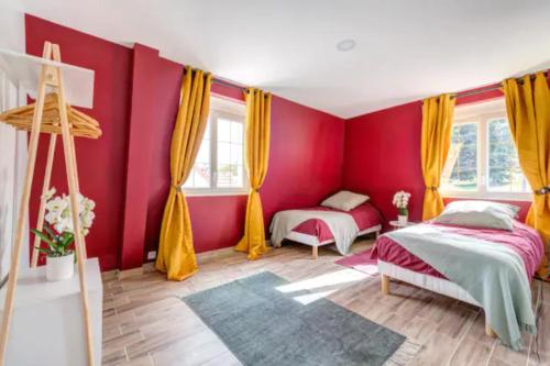 twee bedden in een kamer met rode muren en gele gordijnen bij Suite Brooklyn - 6P - Proche Disney in Montry
