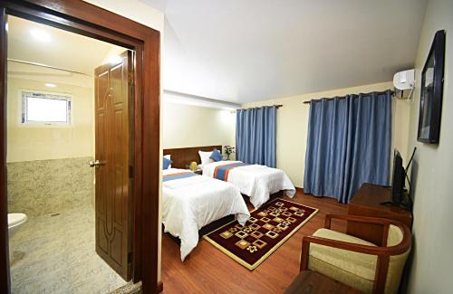 Säng eller sängar i ett rum på Karma Hotel Nepal