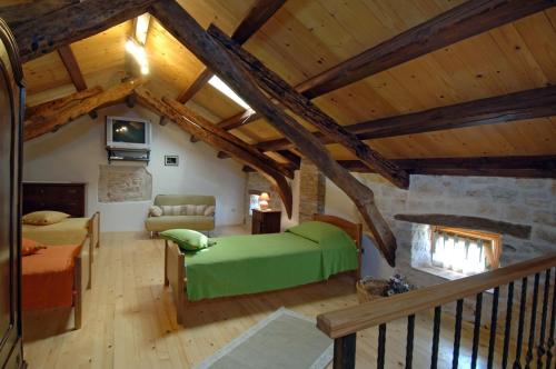 un soggiorno con letto verde e camino di Holiday Home Tamaris with Pool a Višnjan (Visignano)