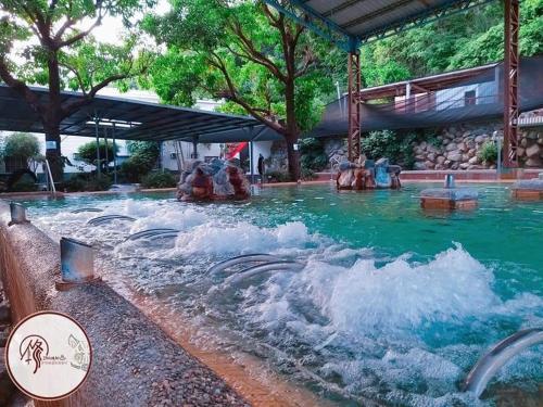un tobogán de agua en una piscina en un parque temático en INUAN Hotspring Villa, en Taimali