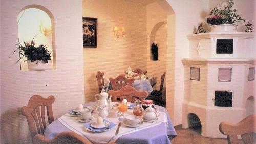Hotel garni Floriani في بيرتشسغادن: غرفة طعام مع طاولة مع قطعة قماش من الطاولة الزرقاء