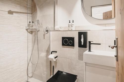 Hotel & Appartements Tiroler Buamにあるバスルーム