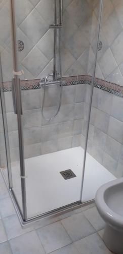 マルボルゲット・ヴァルブルーナにあるCasa Vacanze Da Ileのバスルーム(ガラスドア付きのシャワー付)