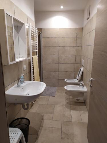 łazienka z 2 umywalkami i 2 toaletami w obiekcie Al Tajol w mieście Lamon