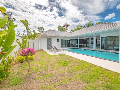 a house with a swimming pool and a yard at Villa Selena in Lamai