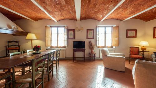 a living room with a table and chairs at Agriturismo I Bonsi in Reggello