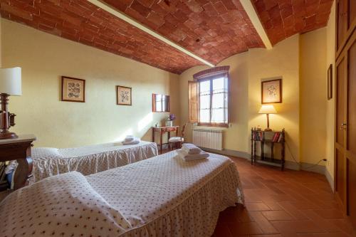 a room with two beds and a window at Agriturismo I Bonsi in Reggello