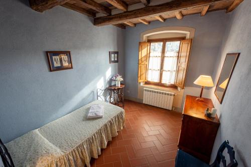 a bedroom with a bed and a window at Agriturismo I Bonsi in Reggello