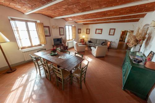 a living room with a wooden table and chairs at Agriturismo I Bonsi in Reggello