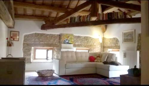 CampeaにあるCozy apartment in Campea 65 m² with fireplaceの白いソファと窓のあるリビングルーム