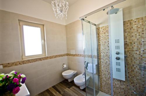 モノーポリにあるVistamare Roomsのバスルーム(シャワー、トイレ付)、窓が備わります。