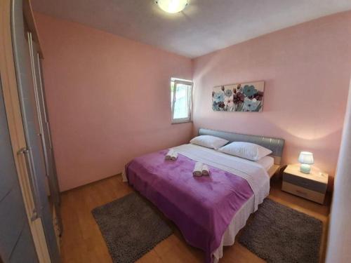 Posteľ alebo postele v izbe v ubytovaní Holiday apartment in Okrug Gornji with terrace, air conditioning, WiFi, washing machine 5059-3