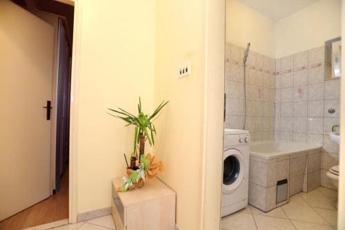 Kúpeľňa v ubytovaní Holiday apartment in Okrug Gornji with terrace, air conditioning, WiFi, washing machine 5059-3