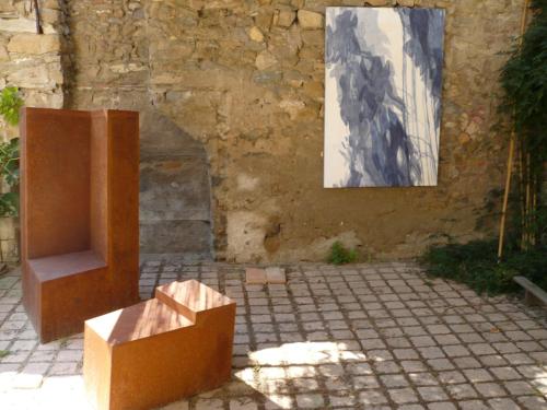 una pintura y una caja delante de un edificio en La Maison Du Ruisseau, en Conilhac-Corbières