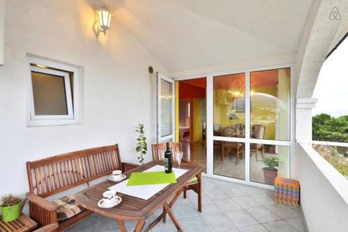 uma sala de jantar com uma mesa de madeira e cadeiras em Apartment in Duce with sea view, terrace, air conditioning, WiFi 5063-1 em Duće