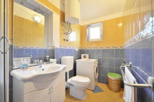 bagno con servizi igienici bianchi e lavandino di Apartment in Duce with sea view, balcony, air conditioning, WiFi 5063-2 a Duće