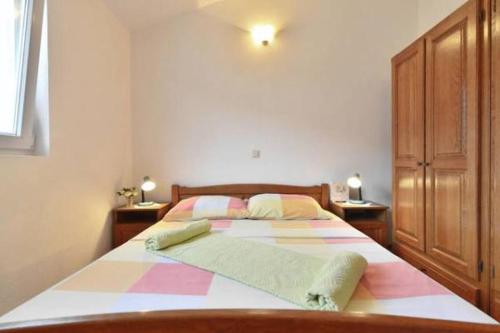 1 dormitorio con 1 cama grande y 2 mesitas de noche en Apartment in Duce with sea view, balcony, air conditioning, WiFi 5063-2, en Duće