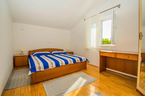 Postel nebo postele na pokoji v ubytování Apartment Gianni only 70m from the sea, island Pag