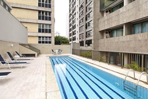 a swimming pool on the side of a building at Exclusividade e conforto na savassi in Belo Horizonte
