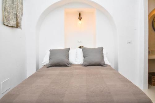 a room with two pillows sitting on a couch at CASA FLAMI' 3 in Ostuni