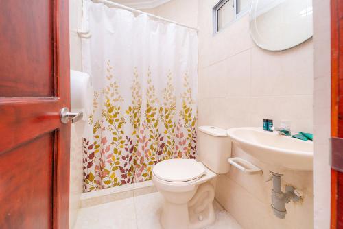 A bathroom at Ayenda Baly Express