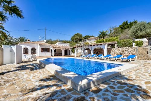 uma villa com uma piscina e uma casa em Villas Guzman - Flores em Benissa
