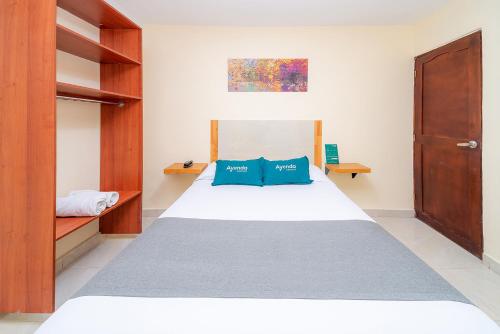 A bed or beds in a room at Ayenda Baly Express