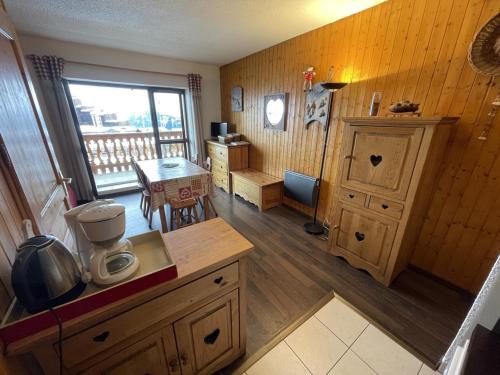 a kitchen with wooden walls and a table with a blender at Superbe Studio avec vue exceptionnelle in L'Alpe-d'Huez