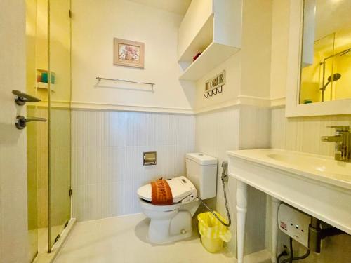 ホアヒンにあるSummer Huahin Condo 2 Bedrooms Pool View Classic Roomのトイレと洗面台付きのバスルーム