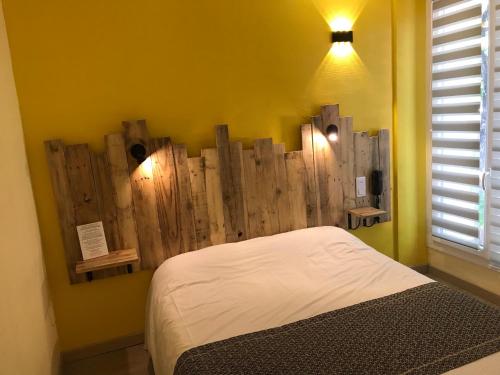 Postel nebo postele na pokoji v ubytování Hostellerie Le Mirabeau