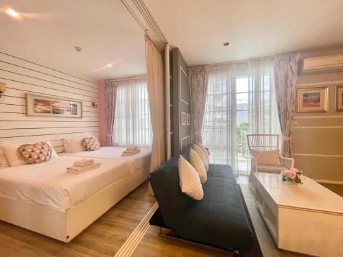 Habitación de hotel con cama y ventana en Summer Huahin Condo 2 Bedrooms Pool View Classic Room, en Hua Hin