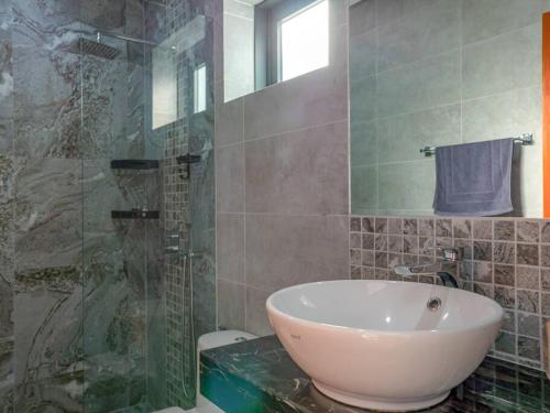 W łazience znajduje się umywalka i przeszklony prysznic. w obiekcie Reef View Villa w mieście Lamai