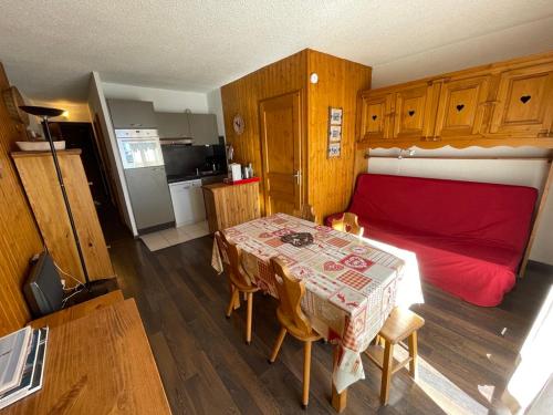 Cette petite chambre comprend une table et un lit. dans l'établissement Superbe Studio avec vue exceptionnelle, à L'Alpe-d'Huez