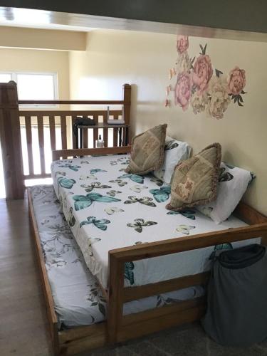 um quarto com uma cama com colcha floral em Baguio Summer Vacation with Balcony min 2 nights em Baguio
