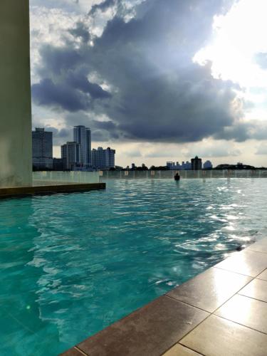 uma piscina de água com uma cidade ao fundo em Ksl D'Esplanade Studio Apartment's 2 em Johor Bahru