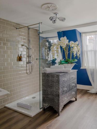 a bathroom with a shower with a sink and a toilet at Impeccable 4-Bed Apartment in Bath in Bath