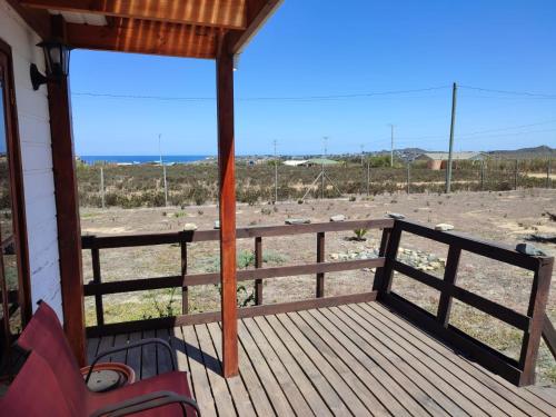 een veranda met uitzicht op het strand bij Amplia y acogedora Casa, a 10 min de playa en auto in Los Molles