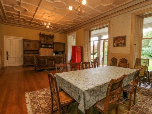 Кухня или мини-кухня в Woodside House
