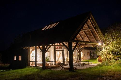 una casa grande con techo iluminado por la noche en WALD-LAND-HOF Schloss Rosenau, en Schloss Rosenau