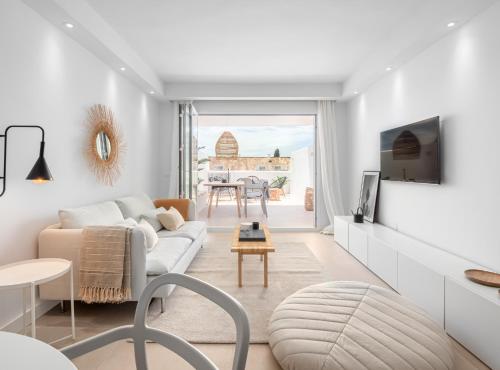 FRESH Renovated 2 bed Apt in best location RDR236