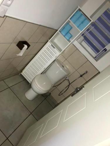 an overhead view of a bathroom with a toilet at Maison charmante à Saint-Louis + Jacuzzi in Saint-Louis
