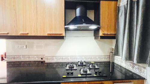a kitchen with a black counter top with a stove at Calvin's Retreat in Varca