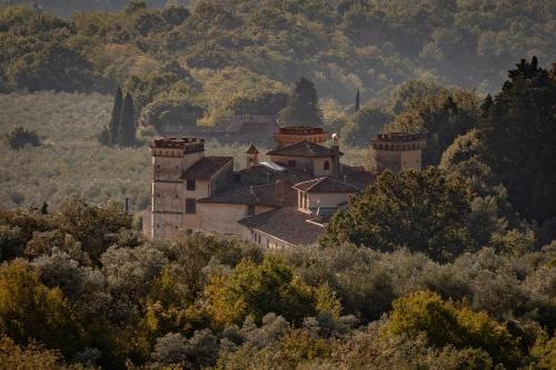 un petit village sur une colline plantée d'arbres dans l'établissement Agriturismo I Bonsi, à Reggello