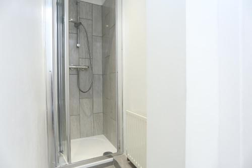 Ένα μπάνιο στο Cosy Room with en-suite bathroom and shared kitchen